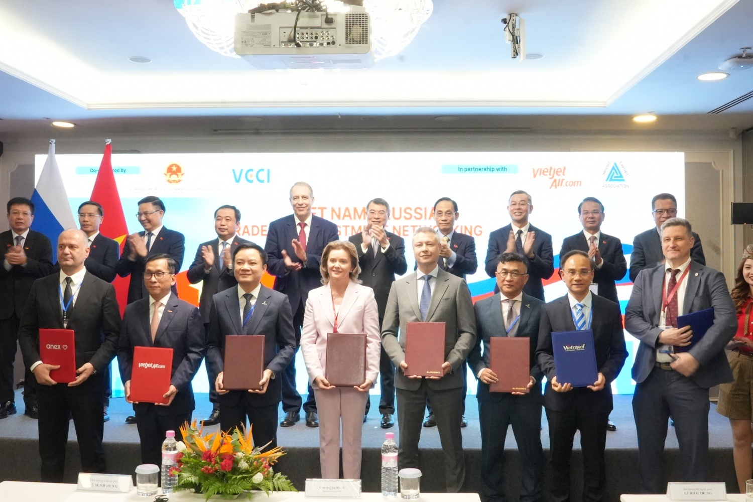 Trao văn kiện hợp tác giữa doanh nghiệp hai nước Việt Nam - Liên bang Nga trong lĩnh vực dầu khí, tháng 3/2026 tại Moskva.