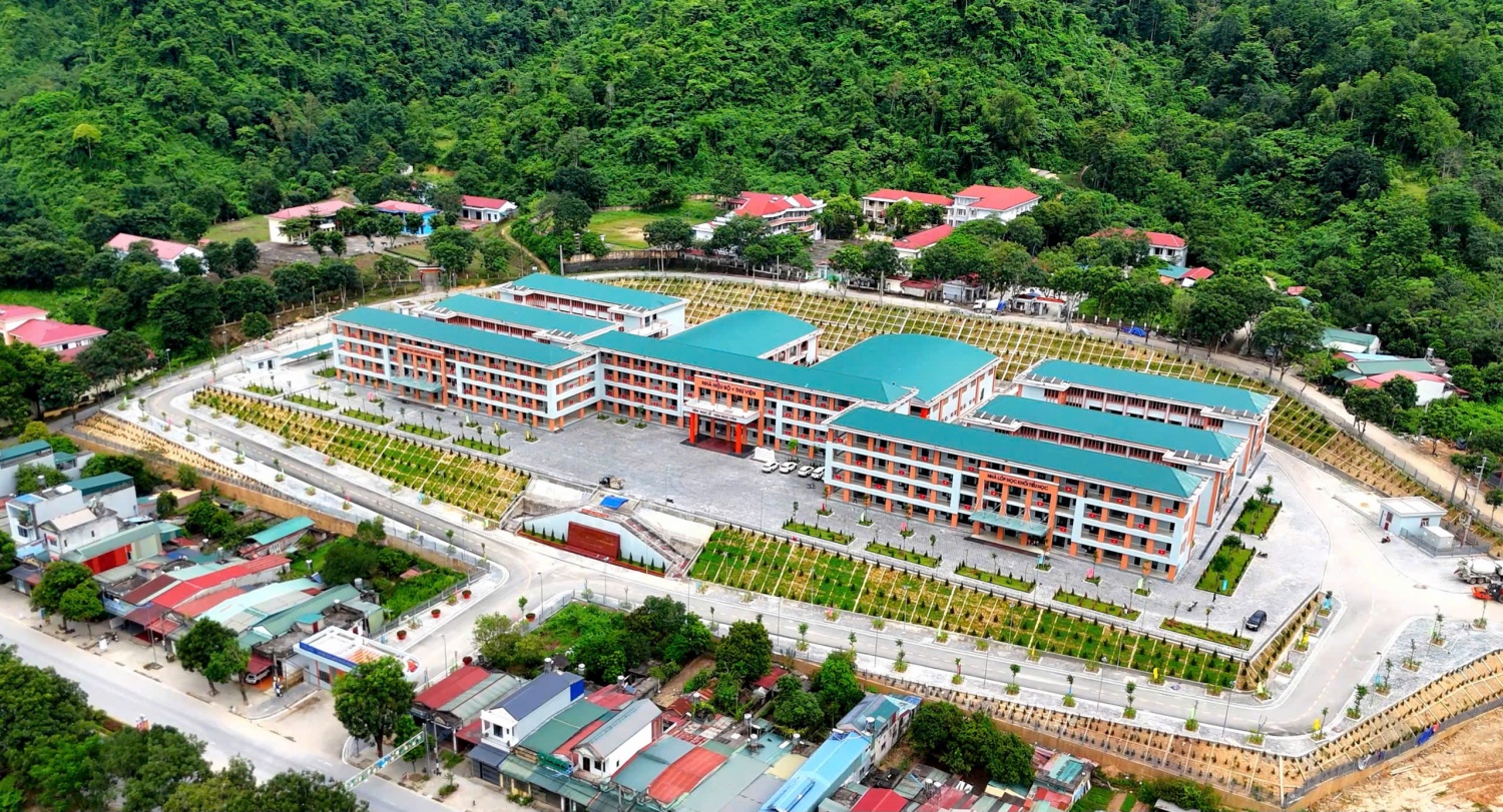 Niềm vui nơi ngôi trường mới giữa núi rừng Phong Thổ Niềm vui nơi ngôi trường mới giữa núi rừng Phong Thổ