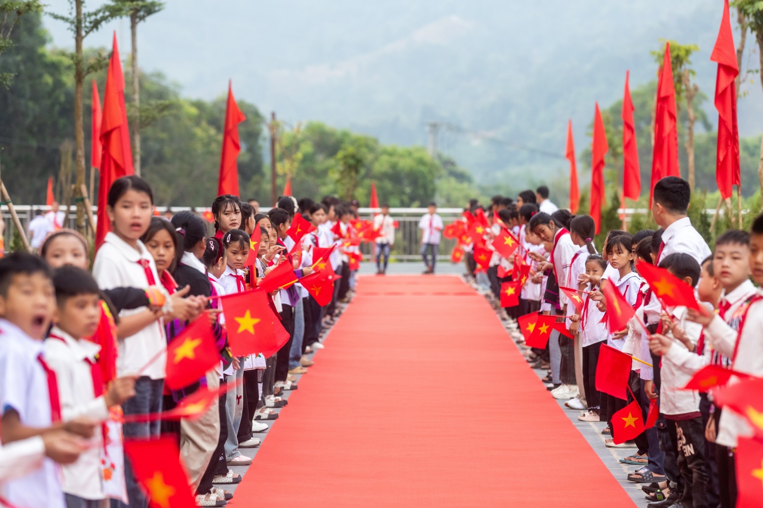 Niềm vui nơi ngôi trường mới giữa núi rừng Phong Thổ Niềm vui nơi ngôi trường mới giữa núi rừng Phong Thổ