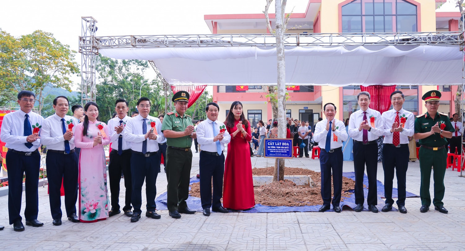 đại biểu trồng cây lưu niệm tại Trường Phổ thông nội trú Tiểu học và THCS Thanh Thủy.