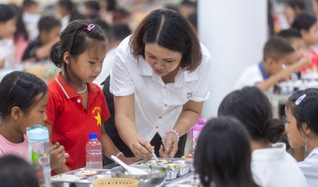 Chuyện về những bát cơm nóng giữ chân học sinh nơi biên cương Phong Thổ