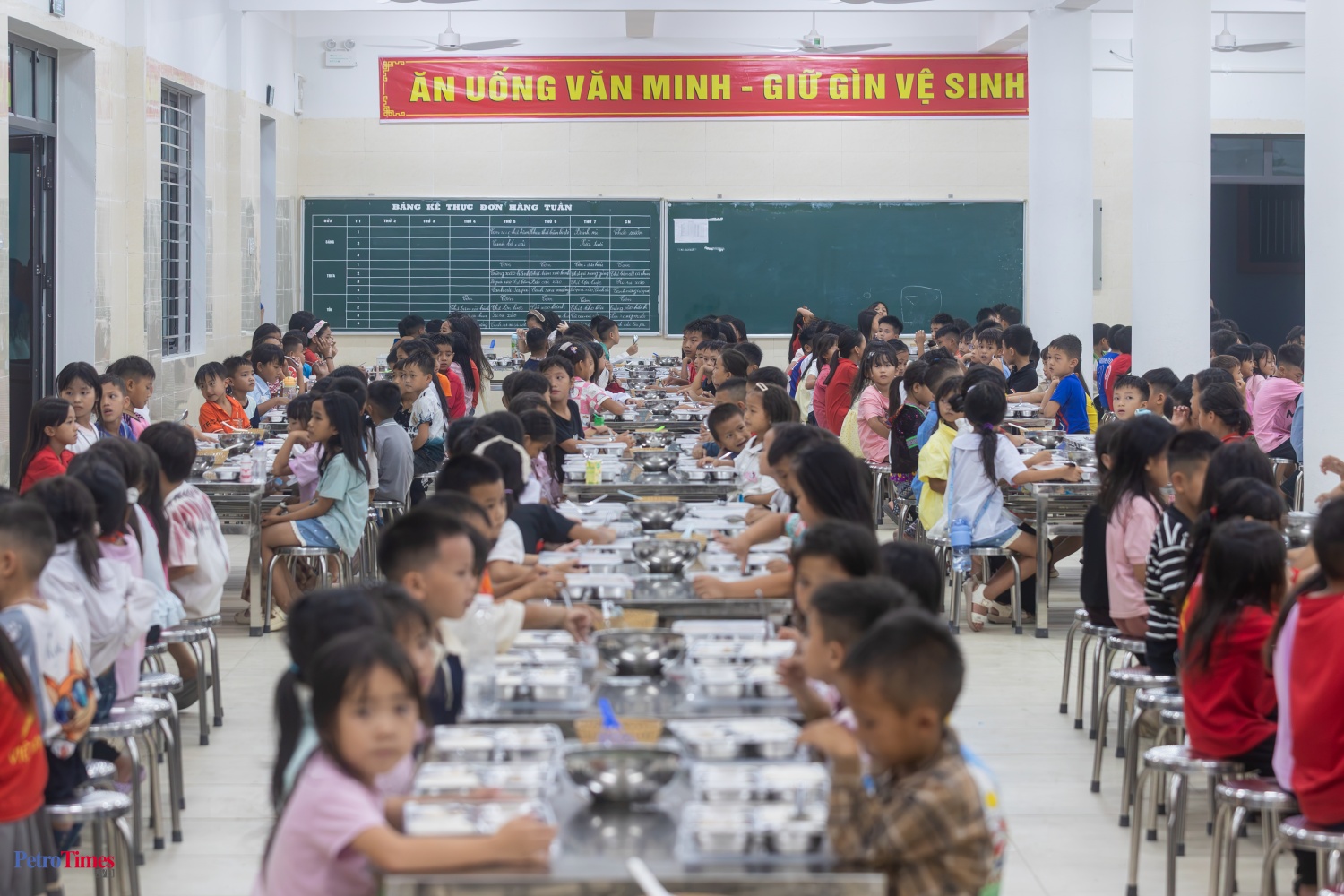 Chuyện về những bát cơm nóng giữ chân học sinh nơi biên cương Phong Thổ