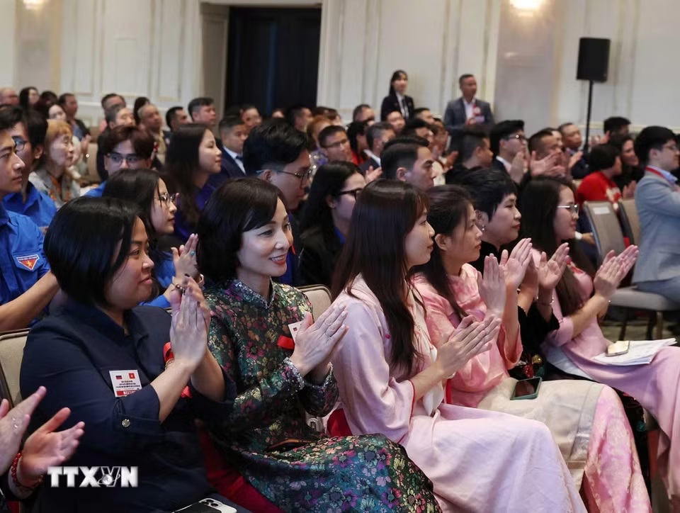 Tổng Bí thư, Chủ tịch nước Tô Lâm gặp gỡ cán bộ, nhân viên Đại sứ quán và cộng đồng người Việt Nam tại Liên bang Nga