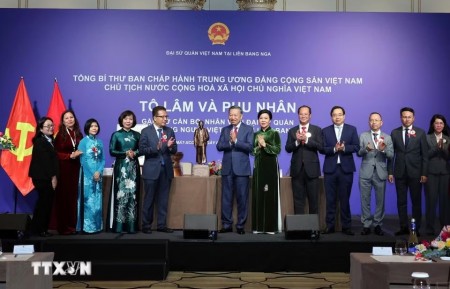 Tổng Bí thư, Chủ tịch nước Tô Lâm gặp gỡ cán bộ, nhân viên Đại sứ quán và cộng đồng người Việt Nam tại Liên bang Nga