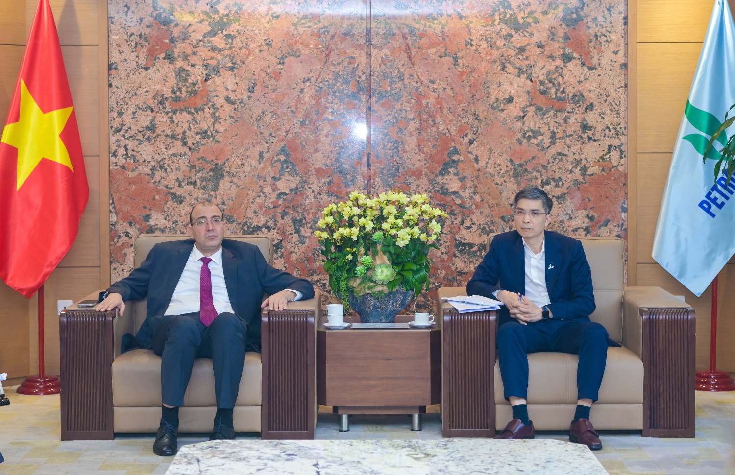 Phó Tổng Giám đốc Petrovietnam Vũ Đào Minh trao đổi với Ngài Alsudik S S Ali Phó Tổng Giám đốc Petrovietnam Vũ Đào Minh trao đổi với Ngài Alsudik S S Ali