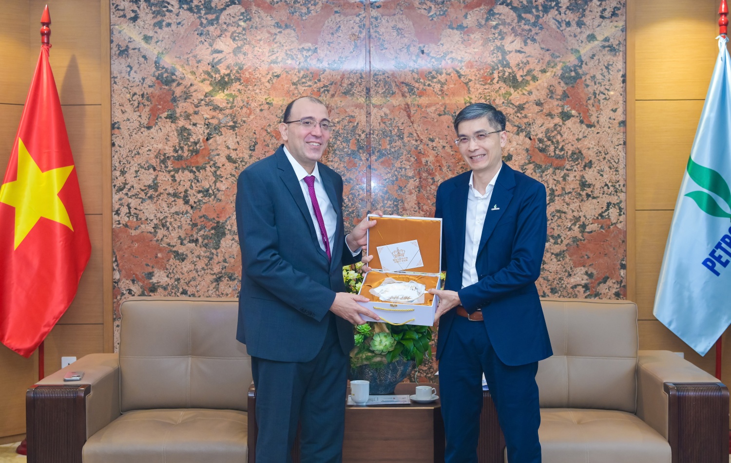 Phó Tổng Giám đốc Petrovietnam Vũ Đào Minh tặng quà lưu niệm cho Ngài Alsudik S S Ali Phó Tổng Giám đốc Petrovietnam Vũ Đào Minh tặng quà lưu niệm cho Ngài Alsudik S S Ali
