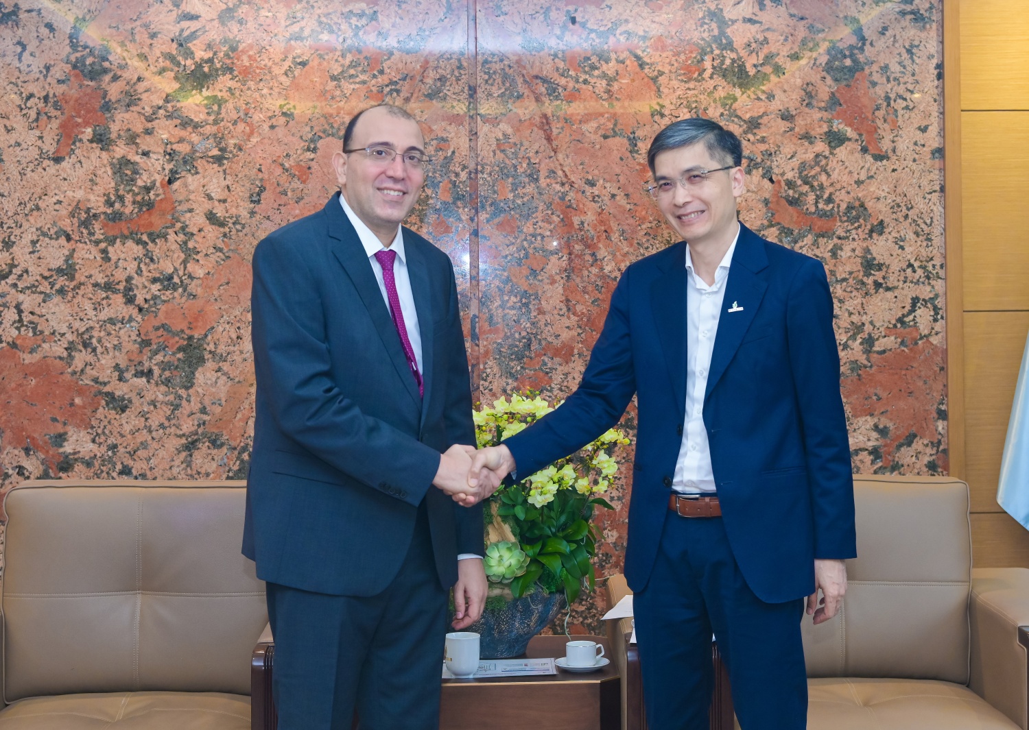 Phó Tổng Giám đốc Petrovietnam Vũ Đào Minh chào mừng Ngài Alsudik S S Ali - Đại biện lâm thời Đại sứ quán Libya tại Việt Nam đến thăm và làm việc tại Petrovietnam. Phó Tổng Giám đốc Petrovietnam Vũ Đào Minh chào mừng Ngài Alsudik S S Ali - Đại biện lâm thời Đại sứ quán Libya tại Việt Nam đến thăm và làm việc tại Petrovietnam.