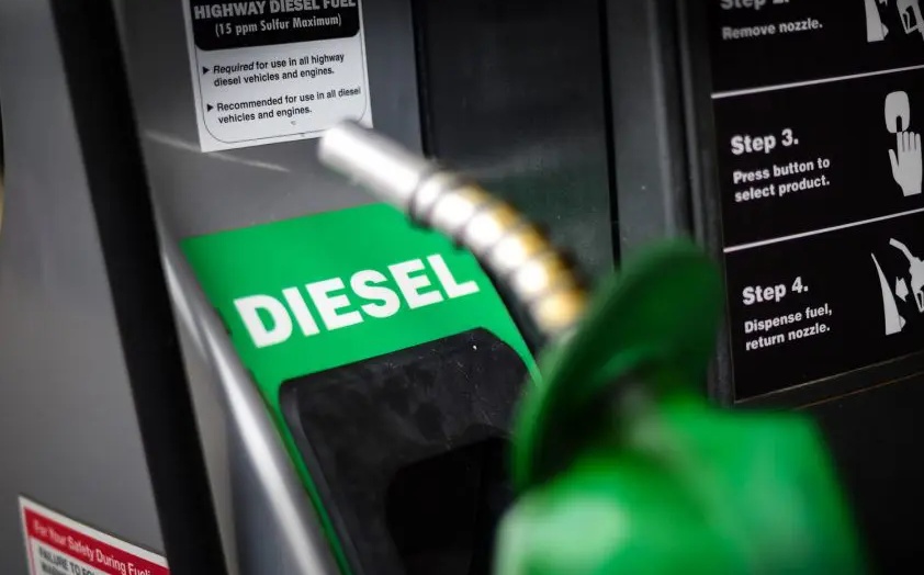 Vì sao giá diesel tăng cao dù giá dầu thô chưa lập kỷ lục?