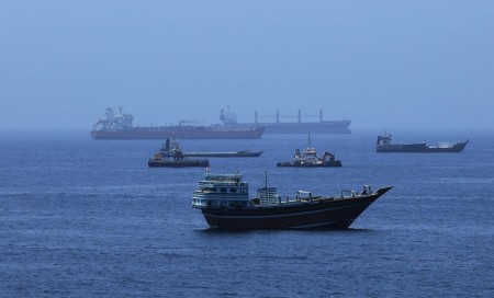 Xuất khẩu dầu Iran lao dốc, đòn bẩy Hormuz chao đảo