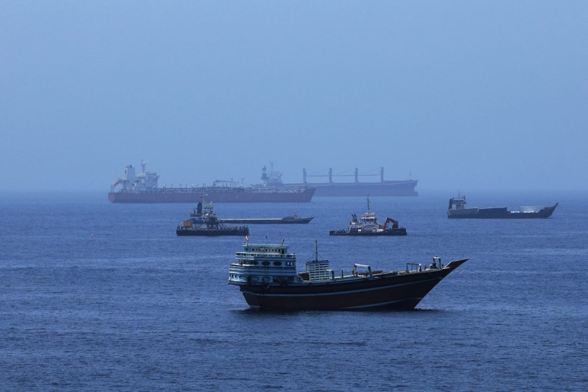 Xuất khẩu dầu Iran lao dốc, đòn bẩy Hormuz chao đảo
