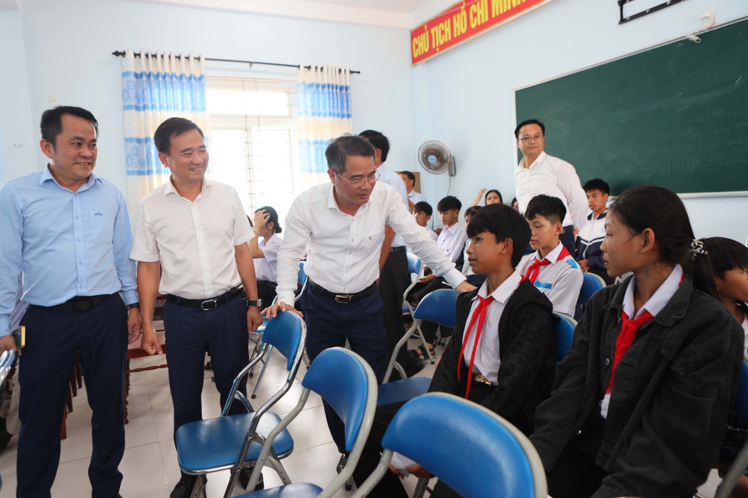 Mang “Nghĩa tình PETROVIETNAM” tiếp sức học sinh nơi hải đảo Lý Sơn Mang “Nghĩa tình PETROVIETNAM” tiếp sức học sinh nơi hải đảo Lý Sơn