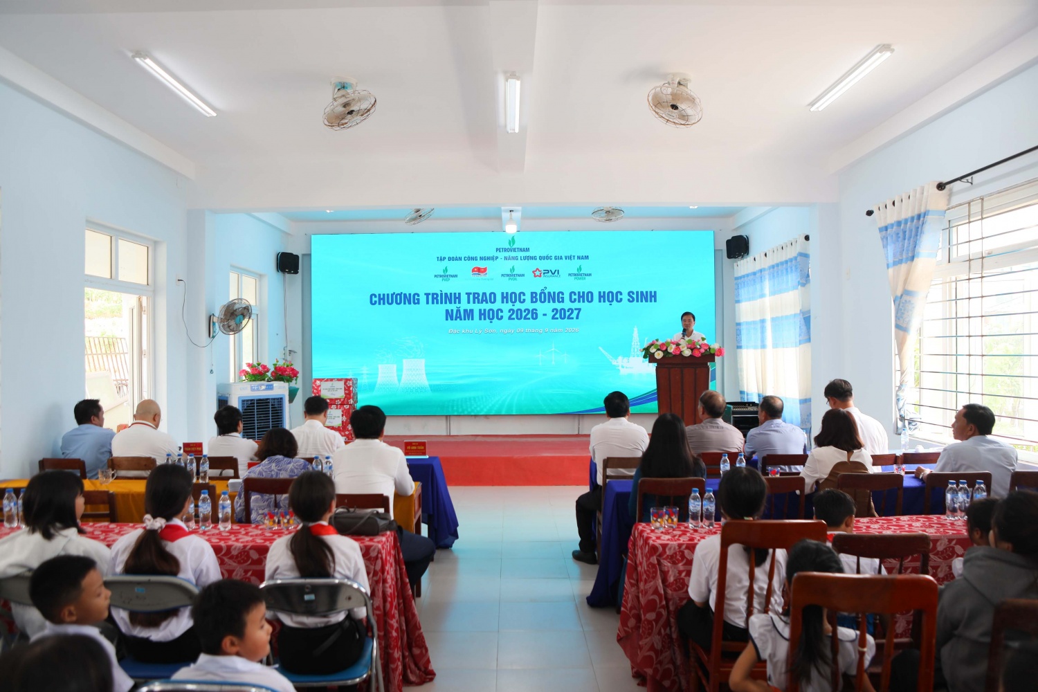 Toàn cảnh chương trình trao học bổng cho học sinh tại Đặc khu Lý Sơn. Toàn cảnh chương trình trao học bổng cho học sinh tại Đặc khu Lý Sơn.