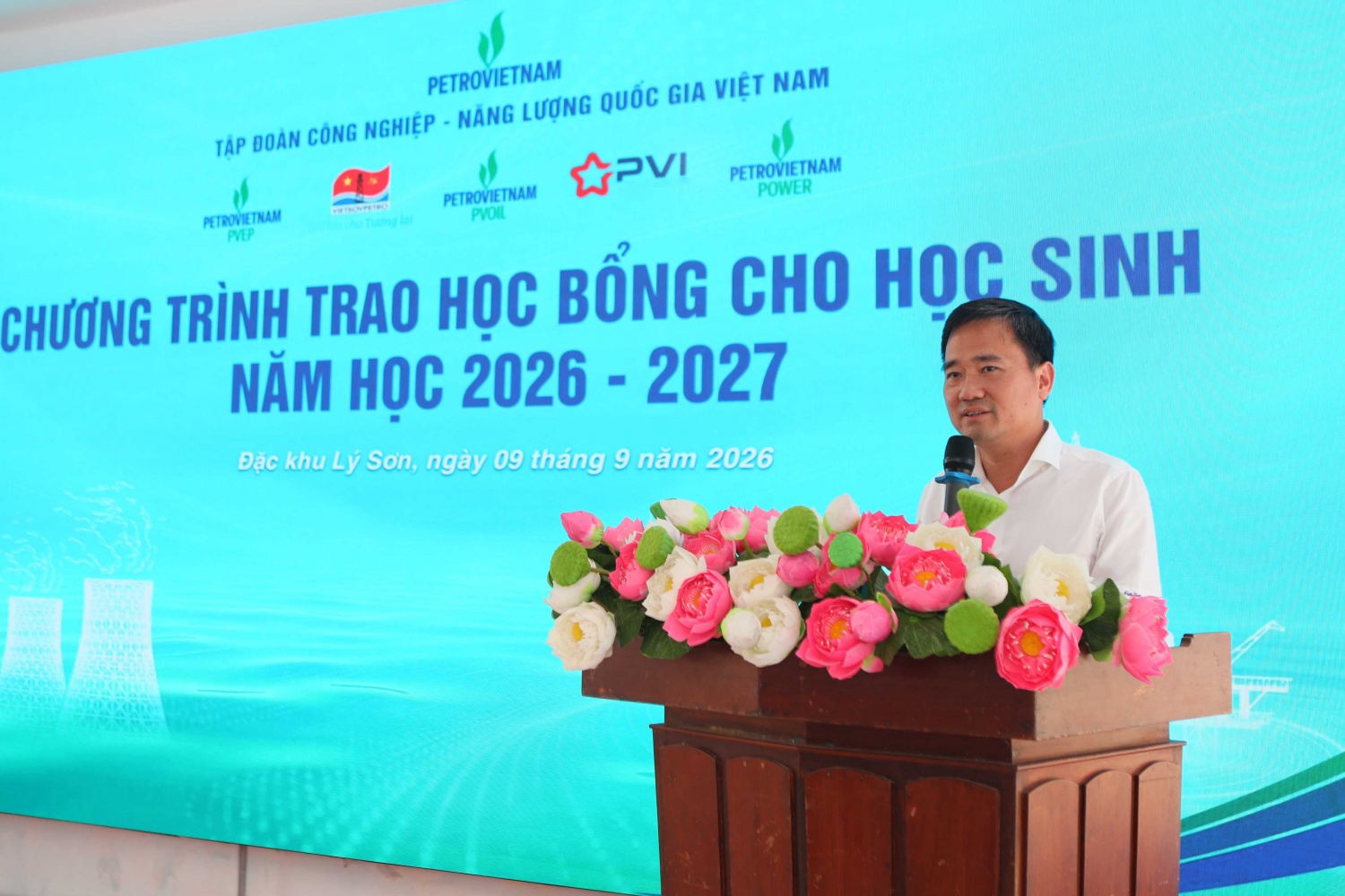 Ông Vũ Anh Tuấn – Phó Chủ tịch Công đoàn PETROVIETNAM phát biểu nhấn mạnh việc chú trọng đầu tư cho giáo dục của PETROVIETNAM. Phó Chủ tịch Công đoàn PETROVIETNAM cũng mong muốn với các phần hỗ trợ thiết thực, các em học sinh sẽ có thêm động lực vượt khó, đạt được các kết quả cao trong học tập trong năm học 2026 – 2027. Ông Vũ Anh Tuấn – Phó Chủ tịch Công đoàn PETROVIETNAM phát biểu nhấn mạnh việc chú trọng đầu tư cho giáo dục của PETROVIETNAM. Phó Chủ tịch Công đoàn PETROVIETNAM cũng mong muốn với các phần hỗ trợ thiết thực, các em học sinh sẽ có thêm động lực vượt khó, đạt được các kết quả cao trong học tập trong năm học 2026 – 2027.