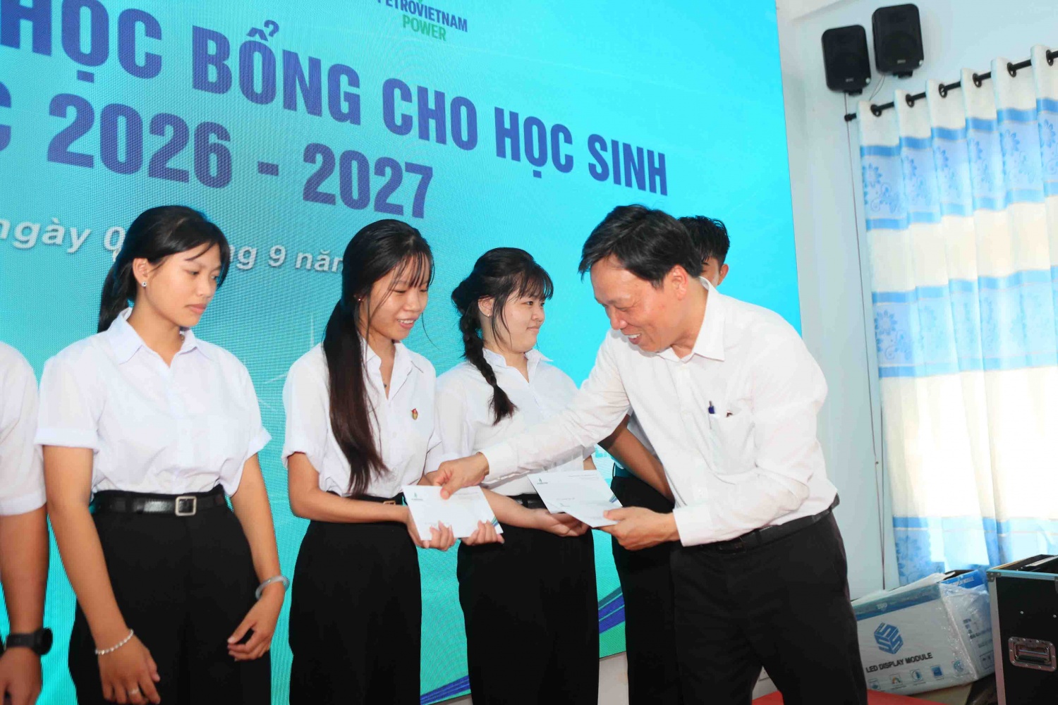 Đồng chí Nguyễn Minh Trí - Bí thư Đảng ủy Đặc khu Lý Sơn gửi tặng các phần học bổng hỗ trợ các em học sinh vượt lên trong học tập. Đồng chí Nguyễn Minh Trí - Bí thư Đảng ủy Đặc khu Lý Sơn gửi tặng các phần học bổng hỗ trợ các em học sinh vượt lên trong học tập.
