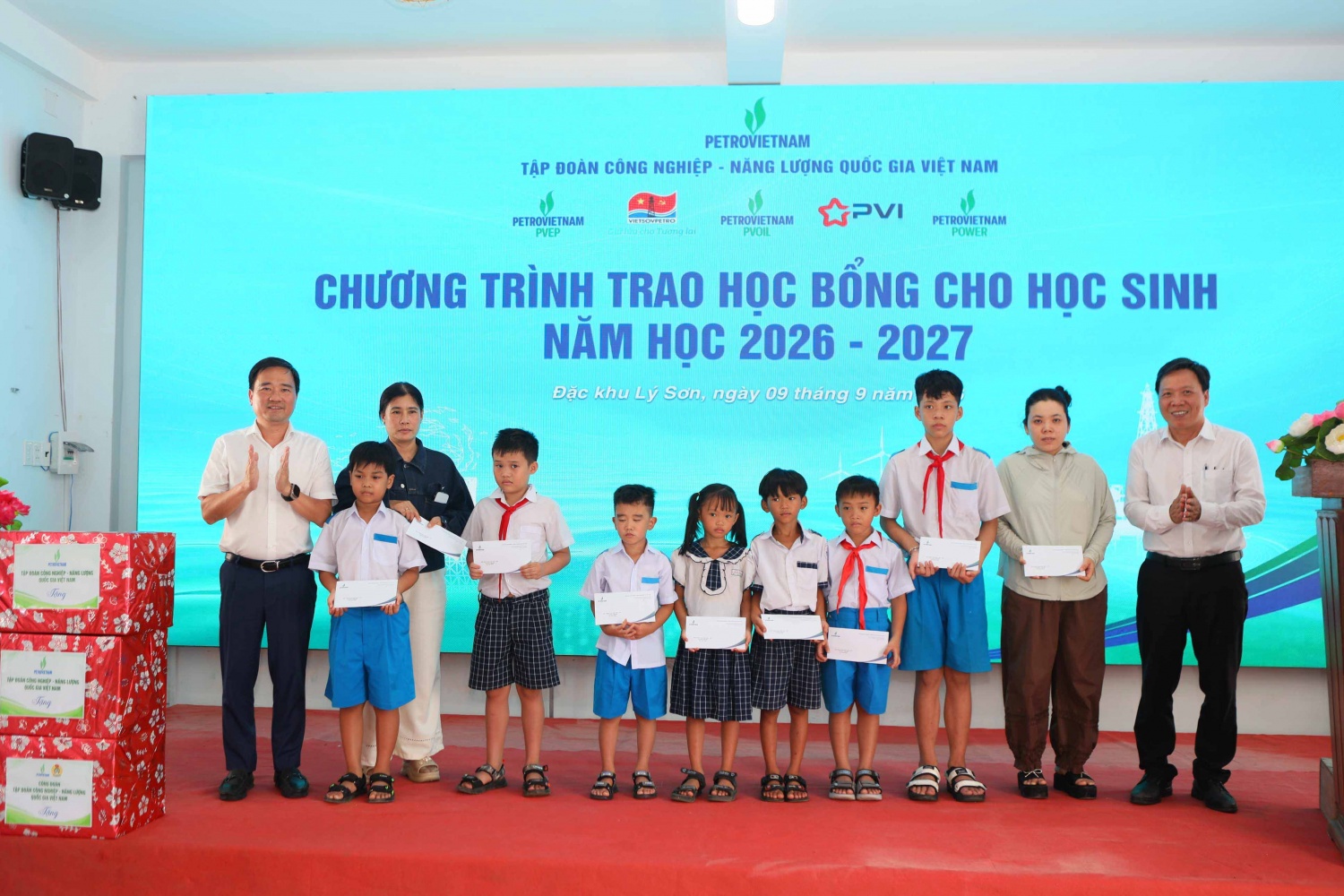 60 phần học bổng trị giá hàng trăm triệu đồng đã được trao tận tay cho các em học sinh tại Đặc khu Lý Sơn dịp đầu năm học mới. 60 phần học bổng trị giá hàng trăm triệu đồng đã được trao tận tay cho các em học sinh tại Đặc khu Lý Sơn dịp đầu năm học mới.