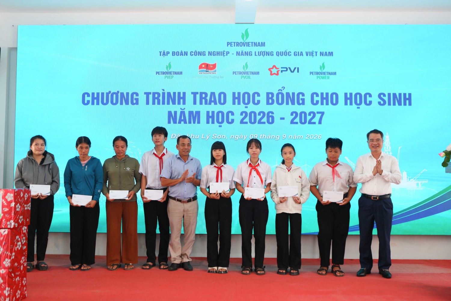 Bên cạnh các phần học bổng, Công đoàn PETROVIETNAM và các đơn vị thành viên cũng đã hỗ trợ 2.400 quyển vở cho các em học sinh. Bên cạnh các phần học bổng, Công đoàn PETROVIETNAM và các đơn vị thành viên cũng đã hỗ trợ 2.400 quyển vở cho các em học sinh.
