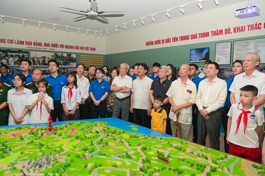 Cuộc thi “Tôi yêu Petrovietnam”: 65 năm không chỉ để nhớ, mà để hiểu và viết tiếp Cuộc thi “Tôi yêu PETROVIETNAM”: 65 năm không chỉ để nhớ, mà để hiểu và viết tiếp