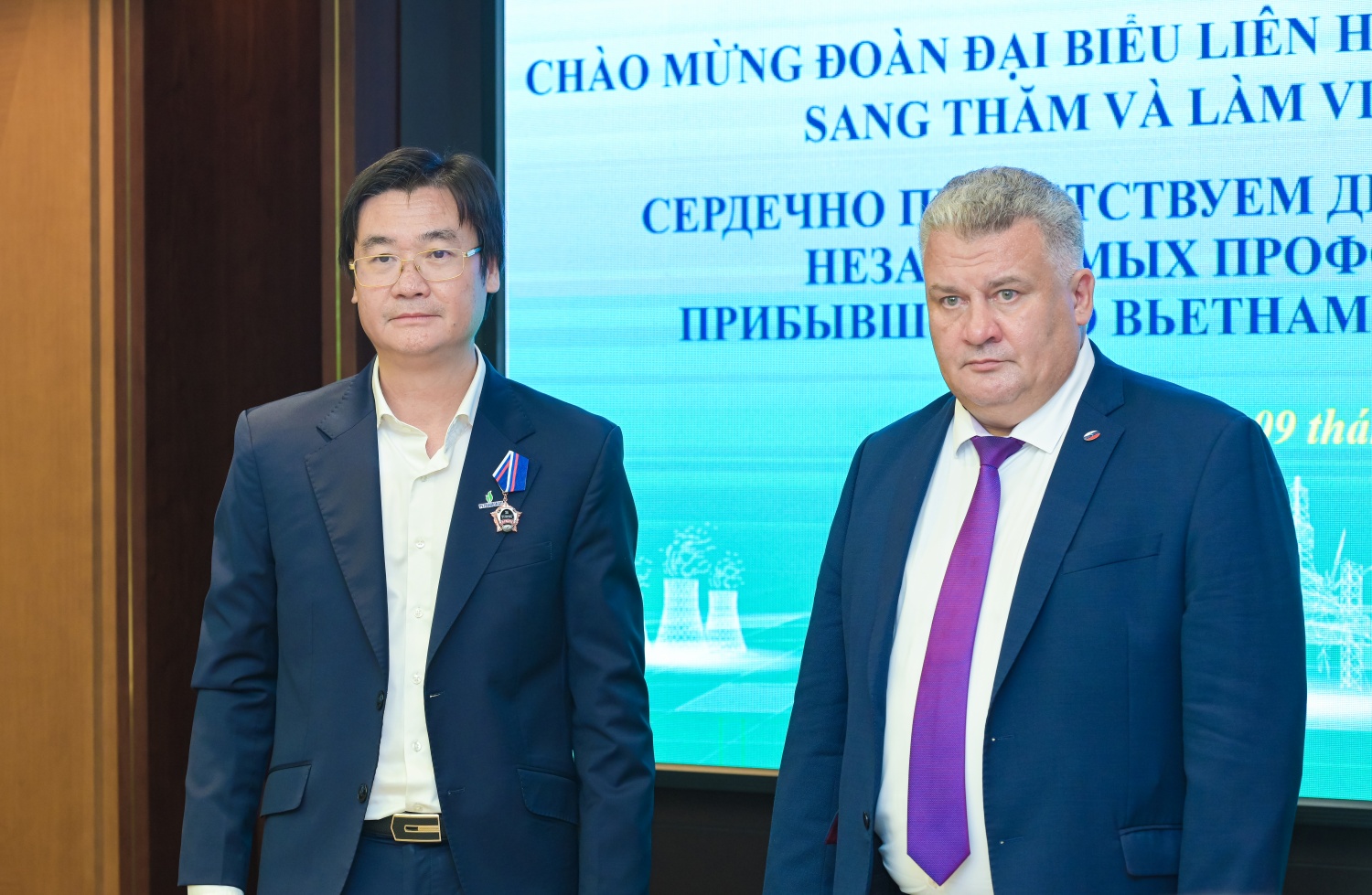 Ông Aleksandr Viktorovich Korchagin, Chủ tịch Công đoàn toàn Nga của người lao động ngành công nghiệp dầu khí và xây dựng, trao Huy hiệu Danh dự cho ông Nguyễn Mạnh Kha