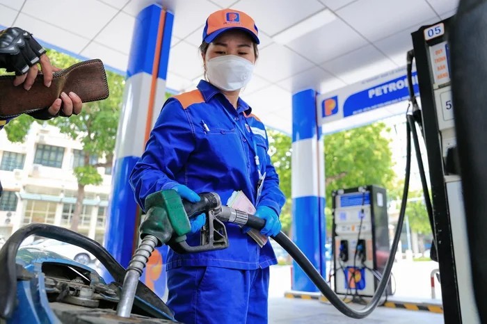 Giá xăng tăng mạnh, E10 RON95-III vượt 24.000 đồng/lít