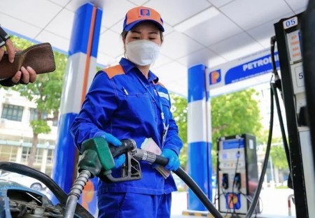 Giá xăng tăng mạnh, E10 RON95-III vượt 24.000 đồng/lít