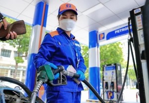 Giá xăng tăng mạnh, E10 RON95-III vượt 24.000 đồng/lít