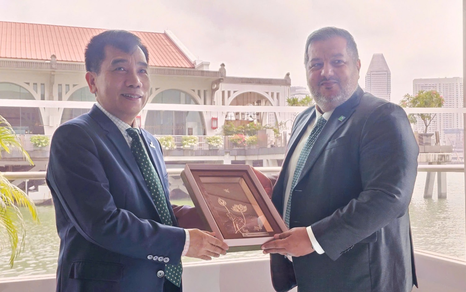 Phó Tổng Giám đốc Lê Xuân Huyên trao quà lưu niệm cùng Ông Abdulaziz Hamdan – Phó Chủ tịch phụ trách Phát triển kinh doanh và Giao dịch mới, Aramco Trading