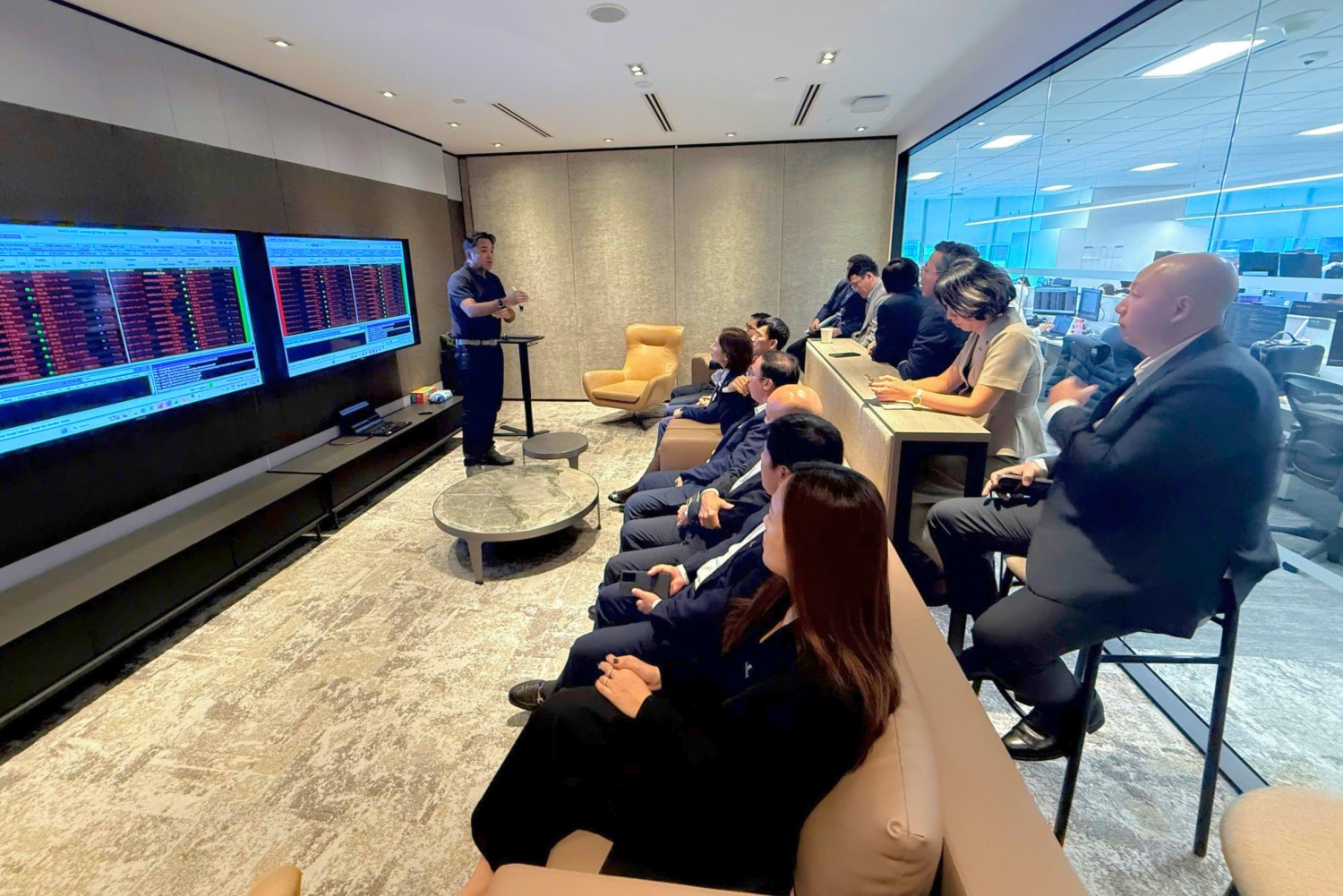 Đoàn đại biểu PETROVIETNAM trực tiếp theo dõi phiên MOC (Market on Close) tại S&P Global Energy