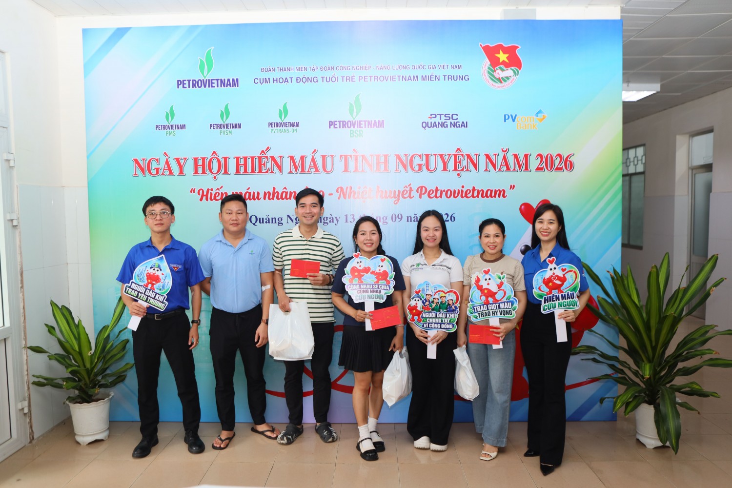 Các đoàn viên thanh niên PMS hào hứng tham gia hiến máu với hy vọng sẽ góp phần giúp đỡ nhiều bệnh nhân. Các đoàn viên thanh niên PMS hào hứng tham gia hiến máu với hy vọng sẽ góp phần giúp đỡ nhiều bệnh nhân.