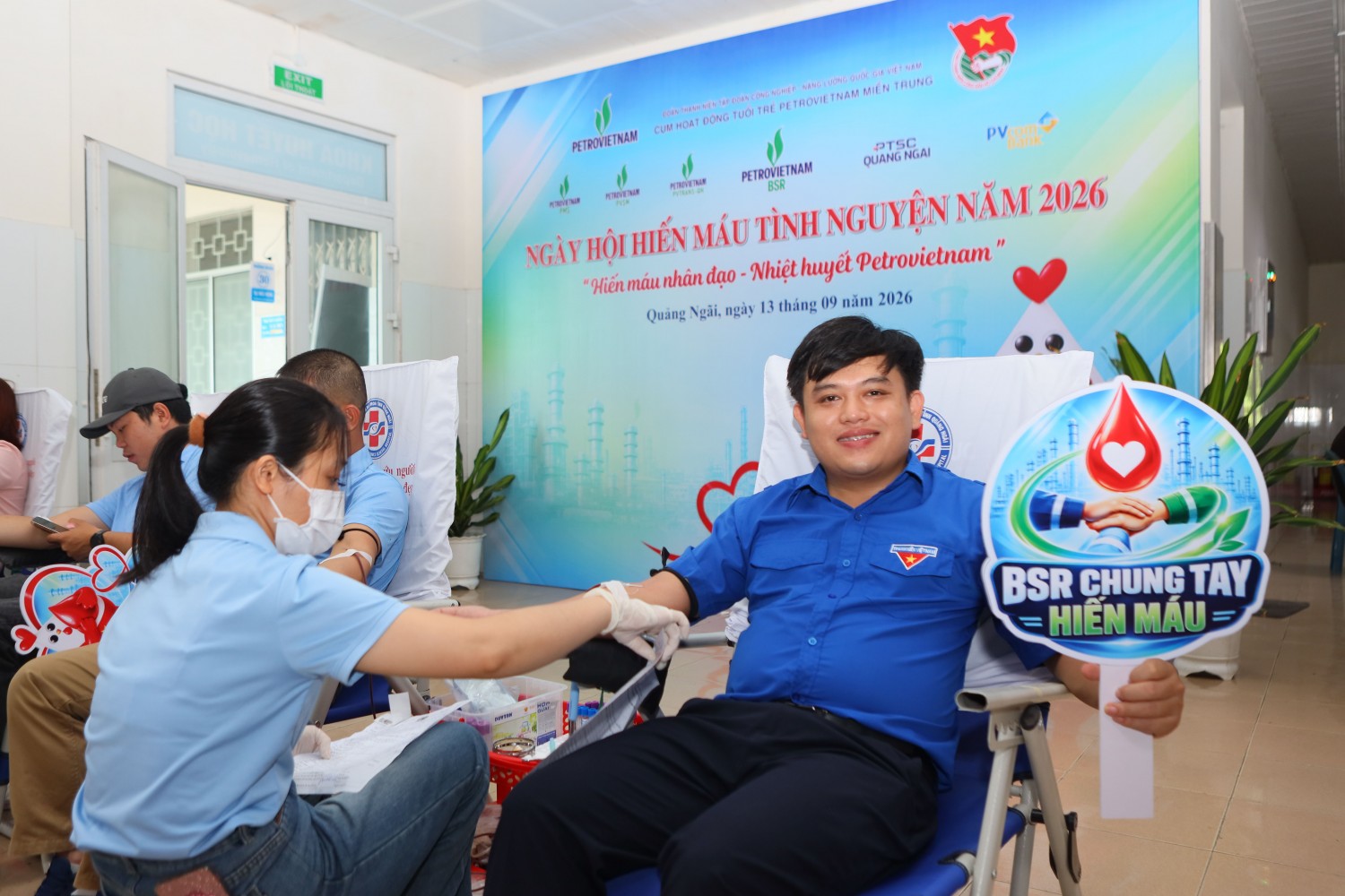 Anh Phan Hoài Quang - Ban An toàn Môi trường BSR có mặt từ sớm để tham gia hiến máu. Anh Phan Hoài Quang - Ban An toàn Môi trường BSR có mặt từ sớm để tham gia hiến máu.