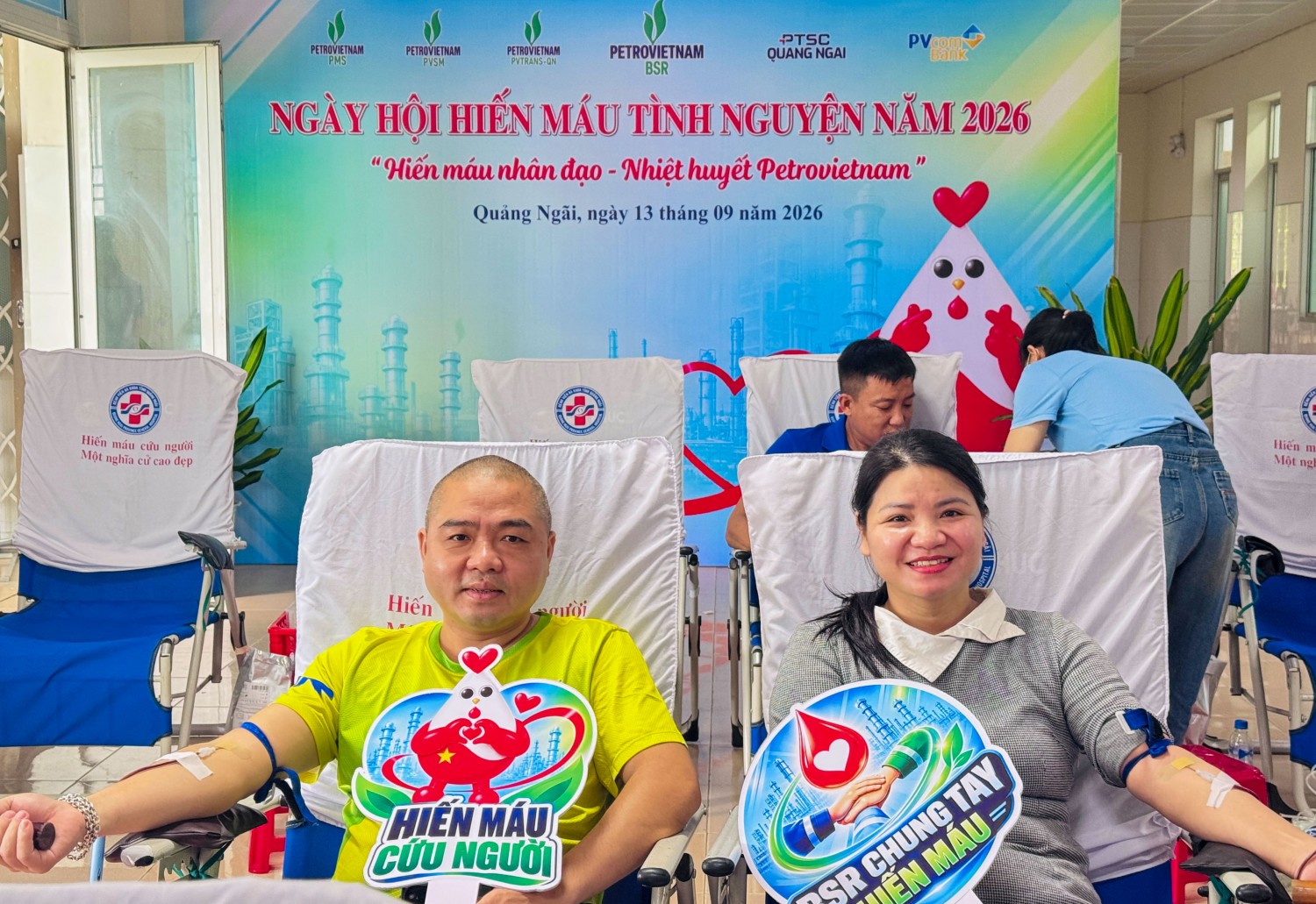 Vợ chồng anh Vũ Ngọc Biên và chị Trần Thị Hồng cùng nhau lan toả “Nghĩa tình”, trao đi giọt máu đào cho những bệnh nhân. Vợ chồng anh Vũ Ngọc Biên và chị Trần Thị Hồng cùng nhau lan toả “Nghĩa tình”, trao đi giọt máu đào cho những bệnh nhân.