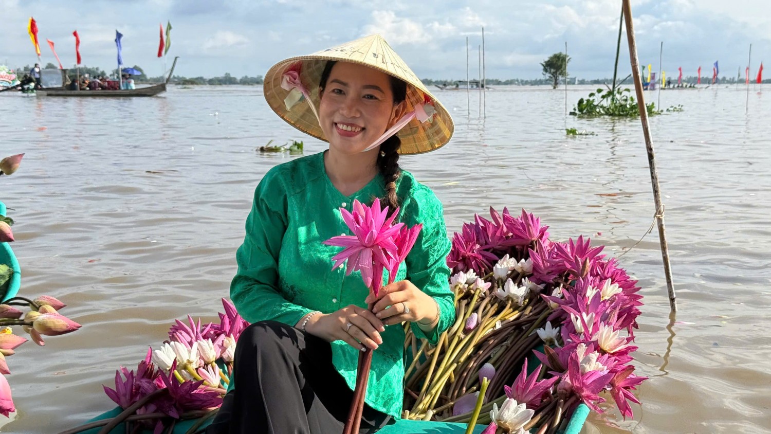 Thích mê mới trải nghiệm tắm đồng, đua xuồng, bắt vịt giữa đồng ở miền Tây mùa nước nổi