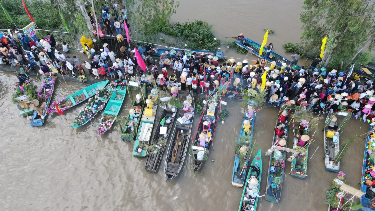 Thích mê mới trải nghiệm tắm đồng, đua xuồng, bắt vịt giữa đồng ở miền Tây mùa nước nổi