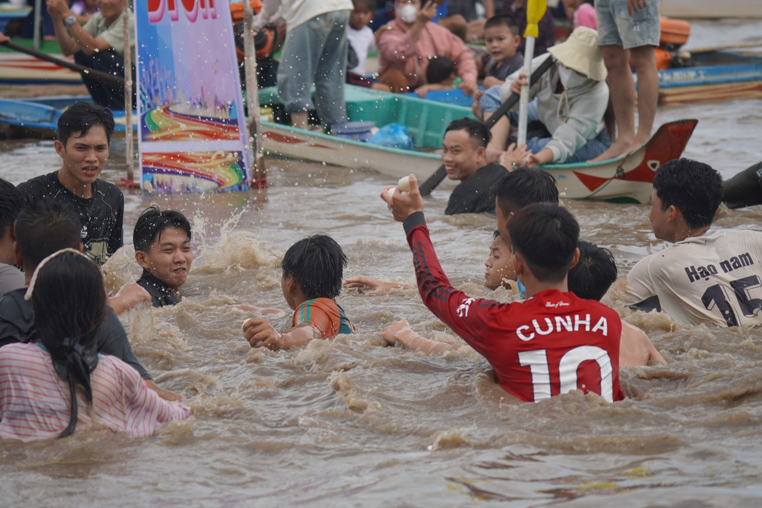 Thích mê mới trải nghiệm tắm đồng, đua xuồng, bắt vịt giữa đồng ở miền Tây mùa nước nổi