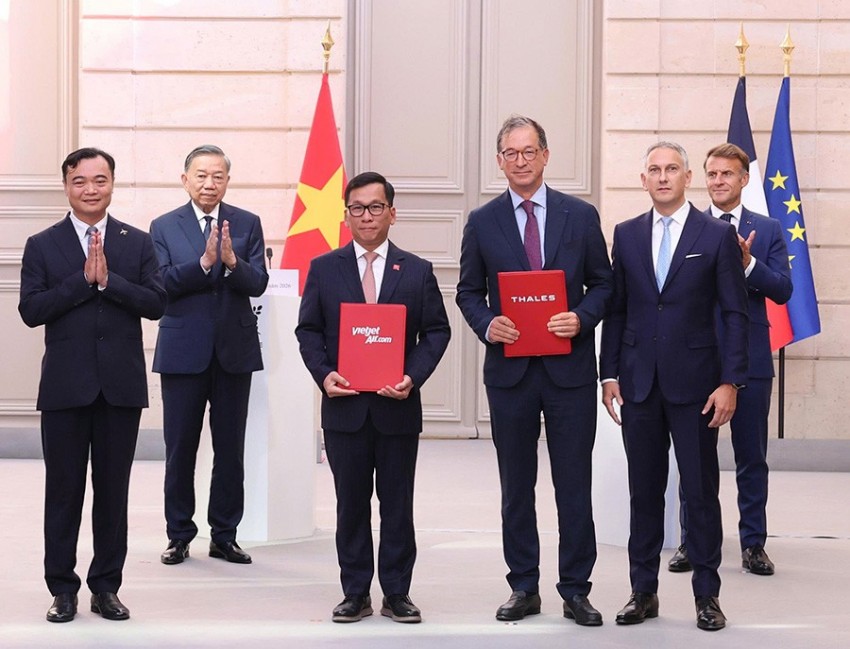 Vietjet và tập đoàn Thales trao các thỏa thuận hợp tác về bảo dưỡng và công nghệ hàng không tại Điện Élysée, Paris, trước sự chứng kiến của Tổng Bí thư, Chủ tịch nước Tô Lâm và Tổng thống Pháp Emmanuel Macron (Nguồn: TTXVN) Vietjet và tập đoàn Thales trao các thỏa thuận hợp tác về bảo dưỡng và công nghệ hàng không tại Điện Élysée, Paris, trước sự chứng kiến của Tổng Bí thư, Chủ tịch nước Tô Lâm và Tổng thống Pháp Emmanuel Macron (Nguồn: TTXVN)