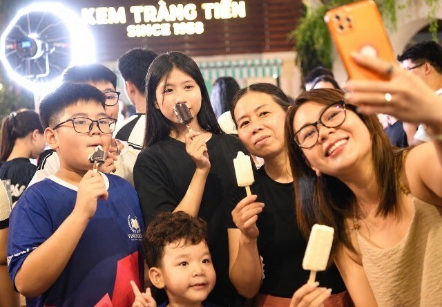 Hà Nội: Người dân xếp hàng lưu giữ vị kem ký ức 35 Tràng Tiền