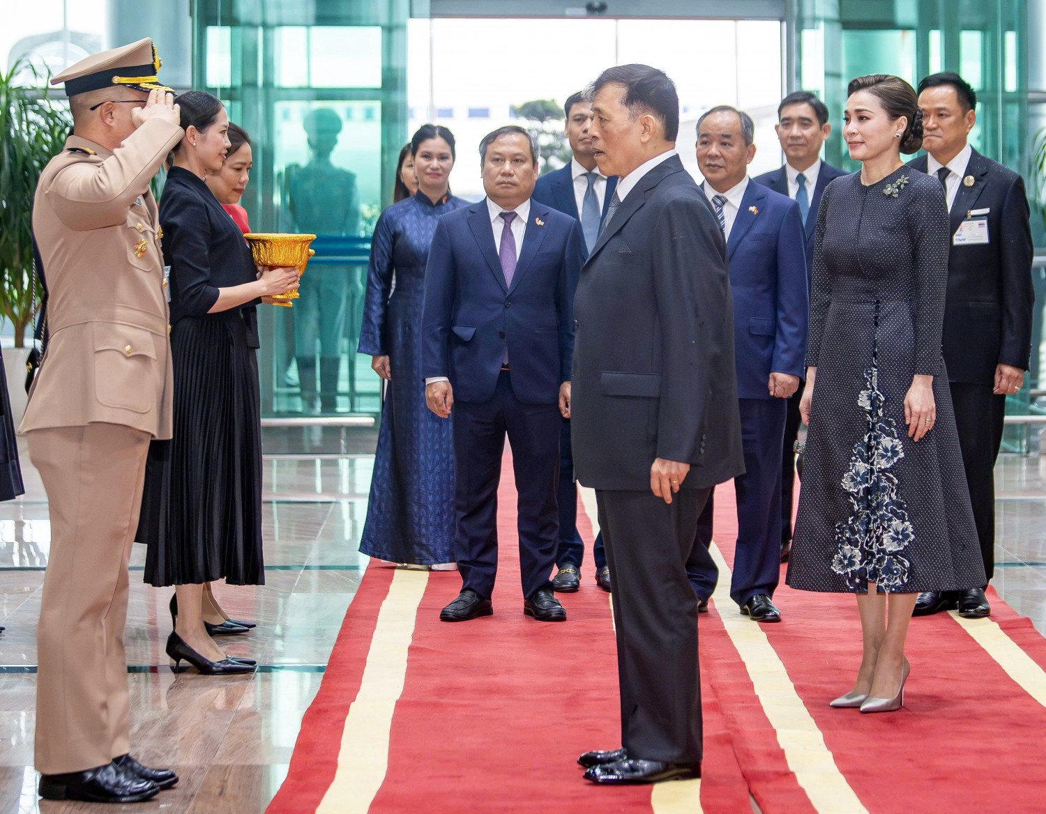 Nhà vua Vương quốc Thái Lan và Hoàng hậu đến Hà Nội, bắt đầu thăm Việt Nam