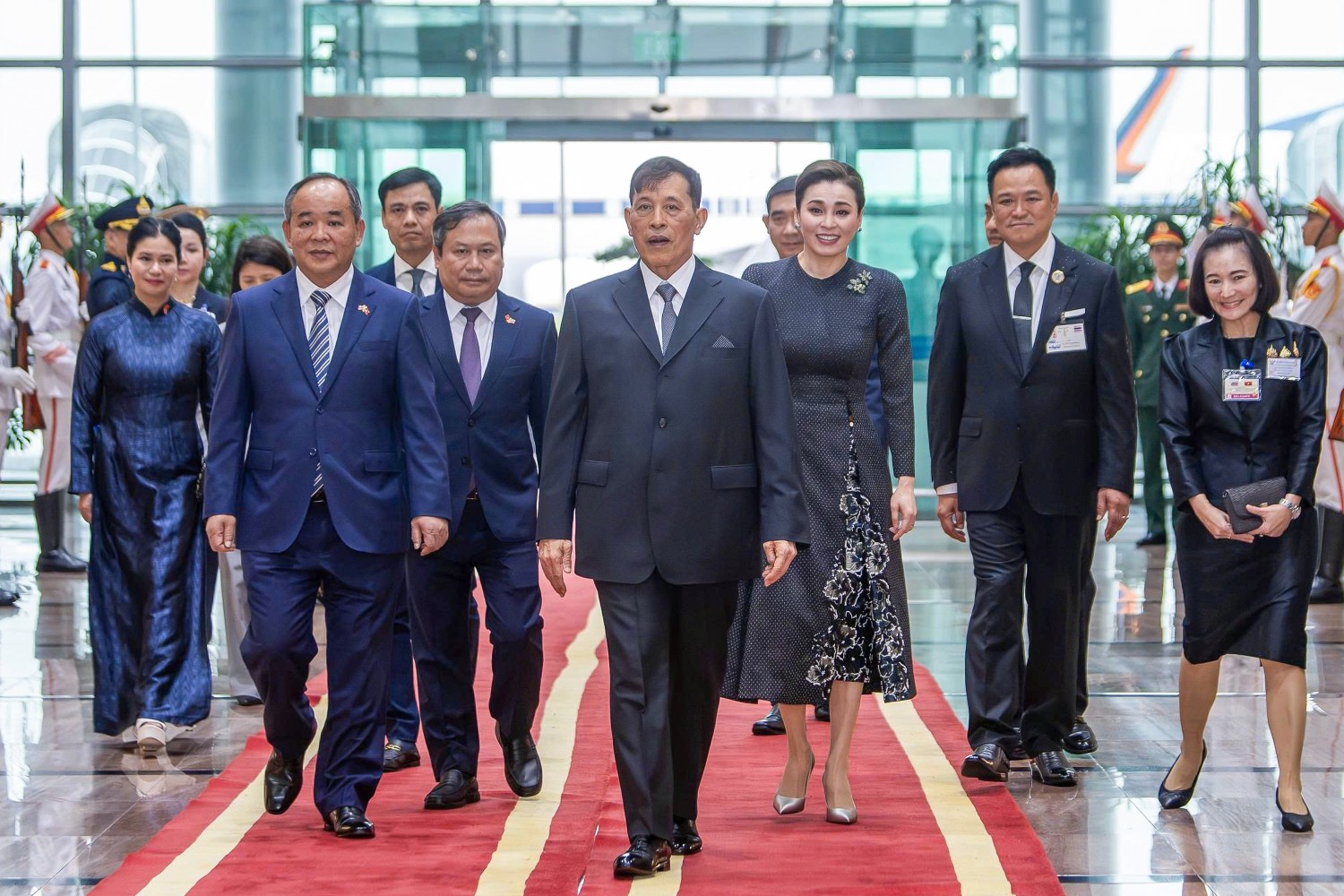 Nhà vua Vương quốc Thái Lan và Hoàng hậu đến Hà Nội, bắt đầu thăm Việt Nam