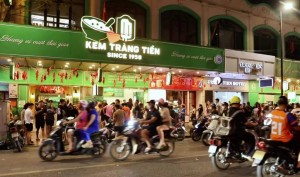 Hà Nội: Người dân xếp hàng lưu giữ vị kem ký ức 35 Tràng Tiền