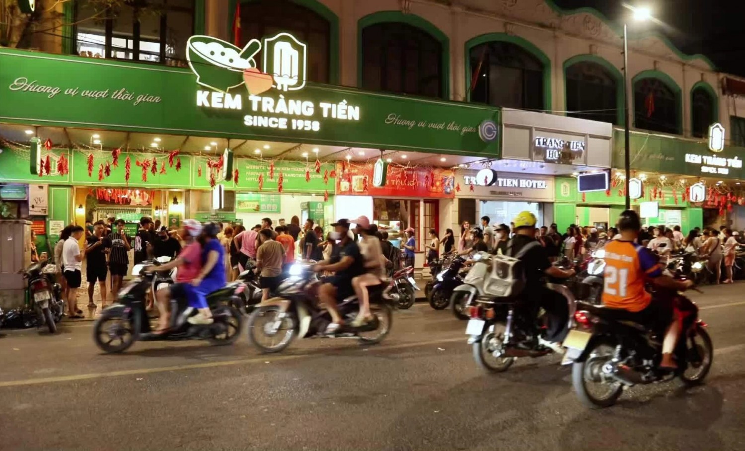 Hà Nội: Người dân xếp hàng lưu giữ vị kem ký ức 35 Tràng Tiền