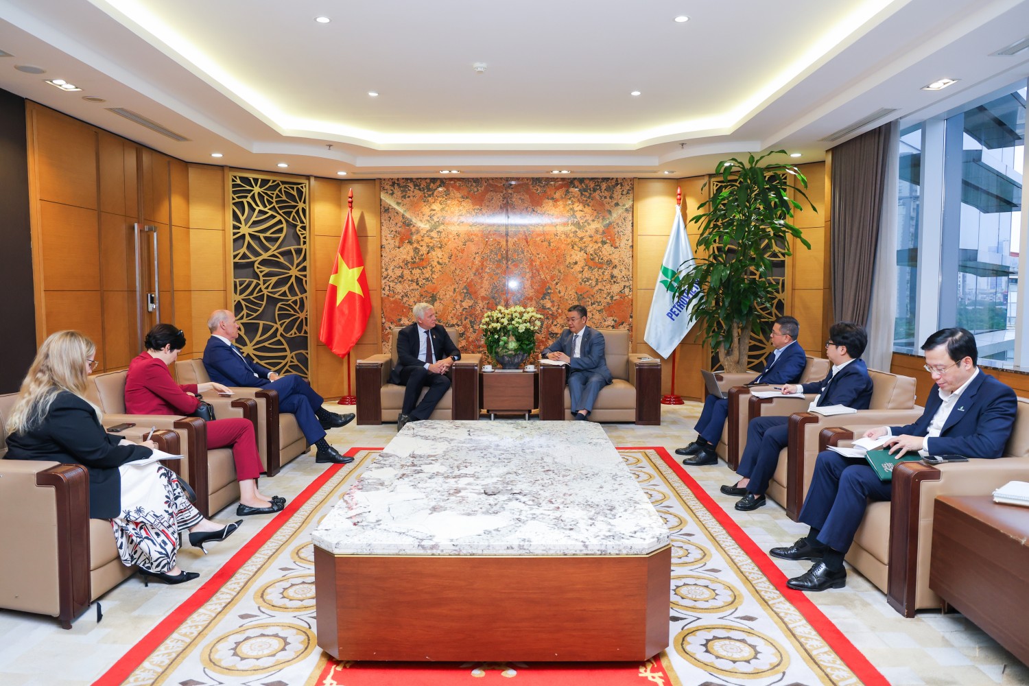 PETROVIETNAM thúc đẩy hợp tác năng lượng với Canada