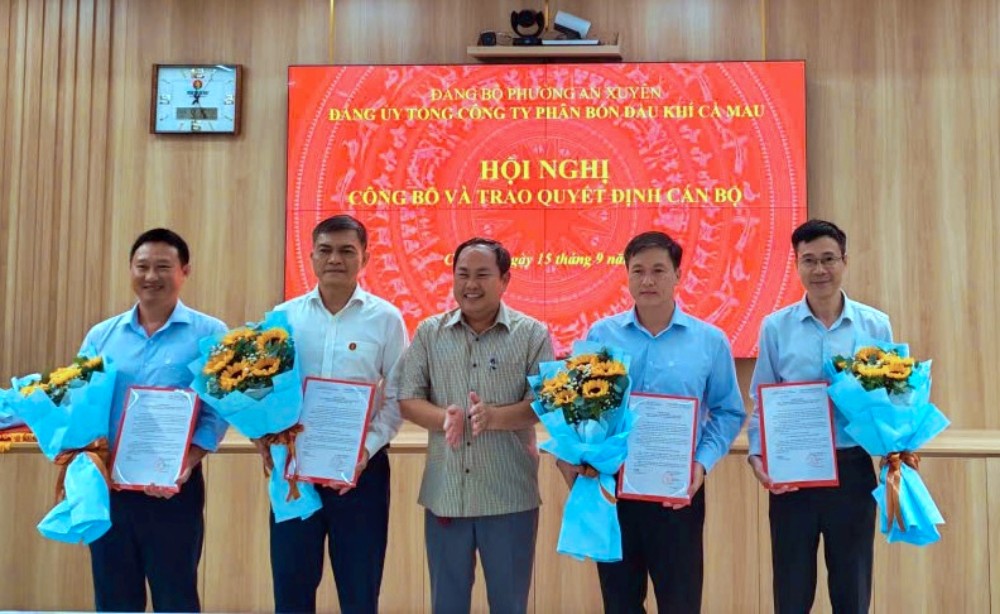 Đảng ủy PVCFC công bố các quyết định về công tác cán bộ Đảng ủy PVCFC công bố các quyết định về công tác cán bộ