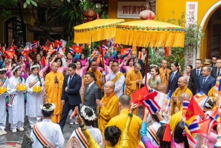 Nhà vua Thái Lan và Hoàng hậu dự lễ cầu an tại chùa Quán Sứ