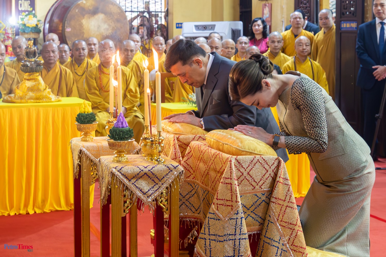 Nhà vua Thái Lan cùng Hoàng hậu thăm, dự lễ cầu an chùa Quán Sứ Nhà vua Thái Lan và Hoàng hậu dự lễ cầu an tại chùa Quán Sứ