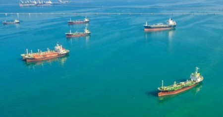 Lưu lượng tàu qua Hormuz tiếp tục sụt giảm, nguồn cung thêm sức ép