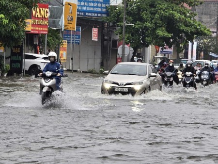 Hà Nội sáng 17/9: Người dân chật vật đi làm, nhiều trường cho học sinh nghỉ vì ngập