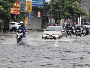 Hà Nội sáng 17/9: Người dân chật vật đi làm, nhiều trường cho học sinh nghỉ vì ngập