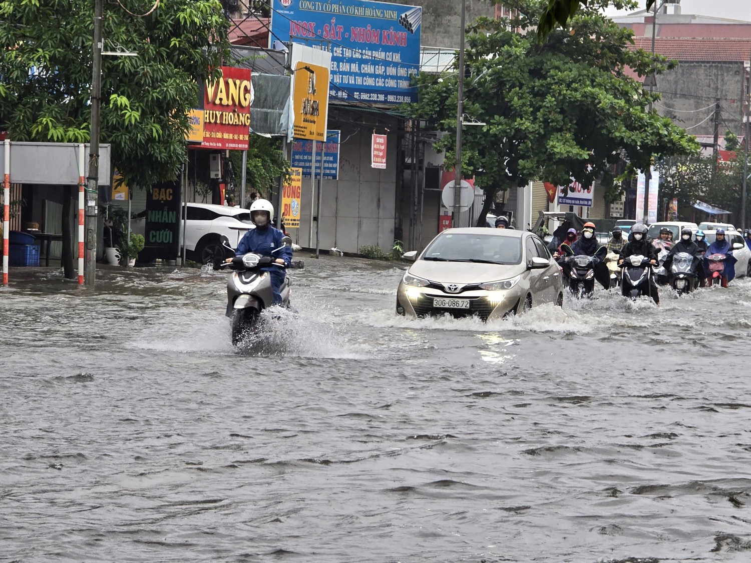 Hà Nội sáng 17/9: Người dân chật vật đi làm, nhiều trường cho học sinh nghỉ vì ngập