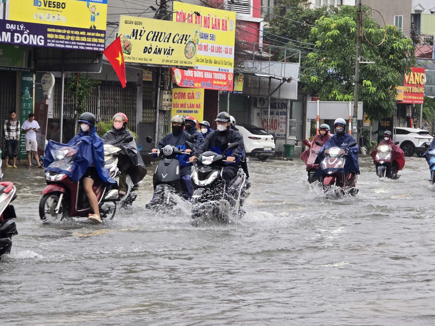 Hà Nội sáng 17/9: Người dân chật vật đi làm, nhiều trường cho học sinh nghỉ vì ngập