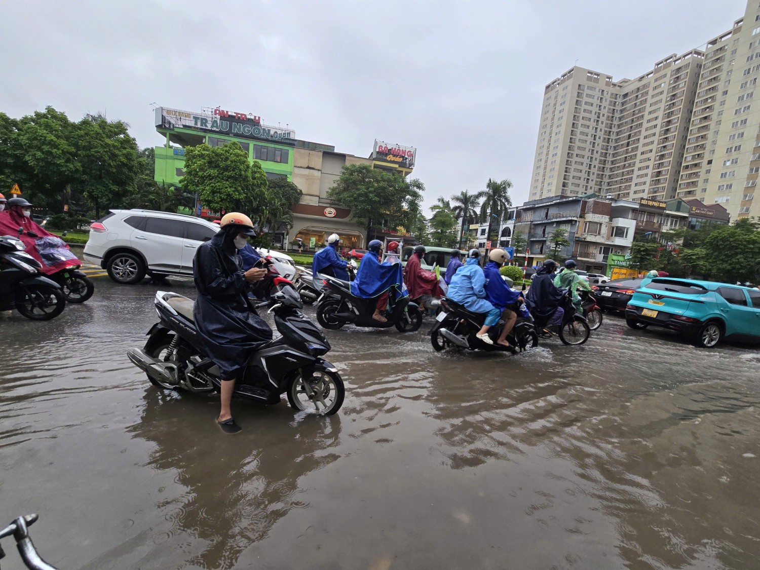Hà Nội sáng 17/9: Người dân chật vật đi làm, nhiều trường cho học sinh nghỉ vì ngập