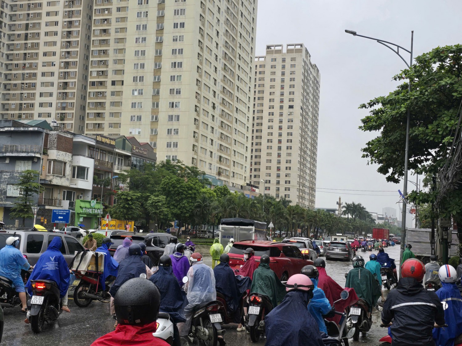 Hà Nội sáng 17/9: Người dân chật vật đi làm, nhiều trường cho học sinh nghỉ vì ngập